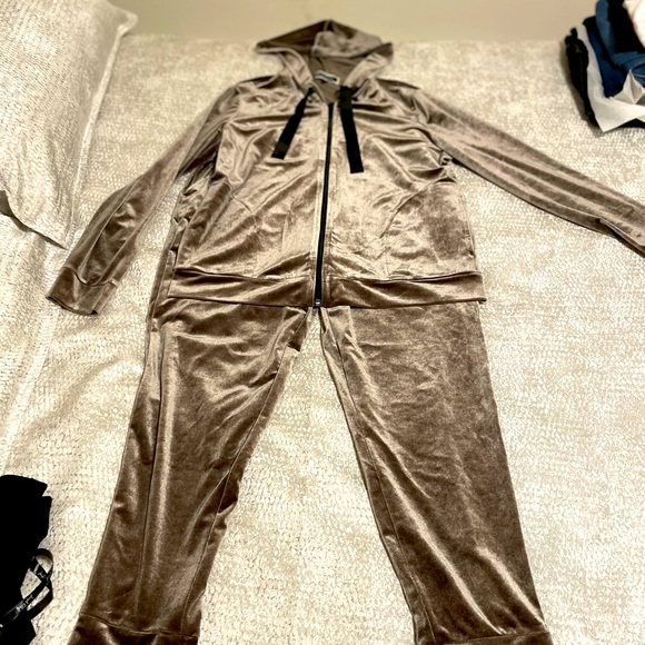 2pc Velour athletic set. Elevated Casual - Picture 3 of 8